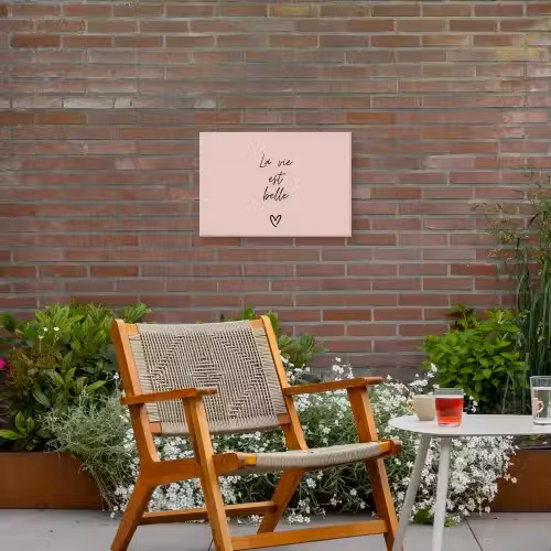 La vie est belle met Hart Tuinposter op houten frame 2 cm dik klein -sfeer3
