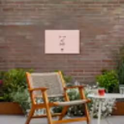 La vie est belle met Hart Tuinposter op houten frame 2 cm dik klein -sfeer3