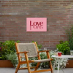 Love - Roze - Spiegeling Tuinposter op houten frame 2 cm dik klein -sfeer3