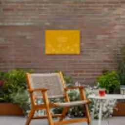 Mama's Tuin op Gele Achtergrond Tuinposter op houten frame 2 cm dik klein -sfeer3
