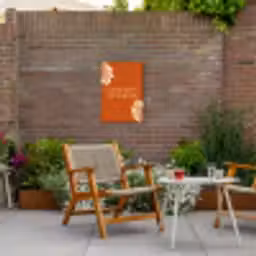Oranje - Wijntje - Quote Tuinposter op houten frame 2 cm dik klein -sfeer3