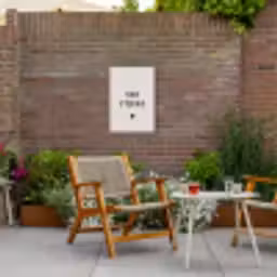 onsstekkie-beige Tuinposter op houten frame 2 cm dik klein -sfeer3