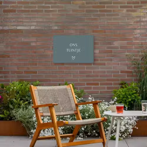 Ons tuintje Tuinposter op houten frame 2 cm dik klein -sfeer3