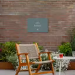 Ons tuintje Tuinposter op houten frame 2 cm dik klein -sfeer3
