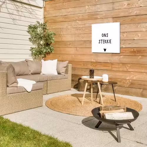 Ons stekkie - Spreuken - Quotes Tuinposter op houten frame 2 cm dik klein -sfeer2