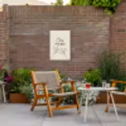 Ons Plekje met Vogels Tuinposter op houten frame 2 cm dik klein -sfeer3