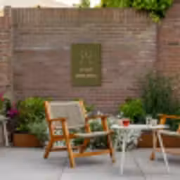 Roze - Groen - Wijn - Quote Tuinposter op houten frame 2 cm dik klein -sfeer3