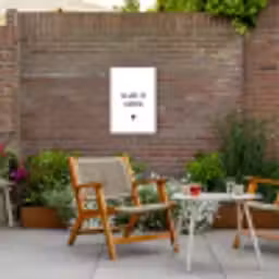 Spreuken - Alles is liefde - Quotes - Bløf Tuinposter op houten frame 2 cm dik klein -sfeer3
