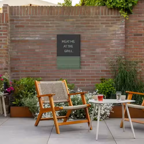 Quote - Groen - Grill - Zomer Tuinposter op houten frame 2 cm dik klein -sfeer3