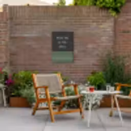 Quote - Groen - Grill - Zomer Tuinposter op houten frame 2 cm dik klein -sfeer3