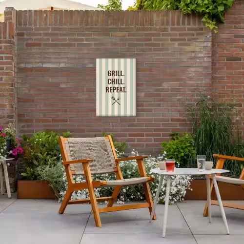 Quote - Strepen - Grill Tuinposter op houten frame 2 cm dik klein -sfeer3