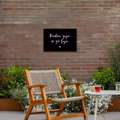 Quotes - Tuin - Buiten zijn is zo fijn - Tekst Tuinposter op houten frame 2 cm dik klein -sfeer3