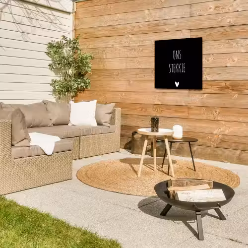 Quotes - Stekkie - Ons stekkie Tuinposter op houten frame 2 cm dik klein -sfeer2