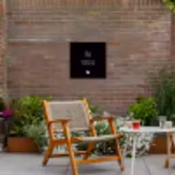 Quotes - Stekkie - Ons stekkie Tuinposter op houten frame 2 cm dik klein -sfeer3