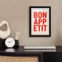 Blokletters - Rood - Kartelrand fotolijst zwart zonder passe partout klein -sfeer1
