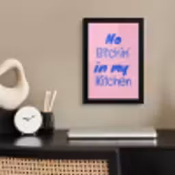 Quote - Blauw - Lettertype - Keuken fotolijst zwart zonder passe partout klein -sfeer1
