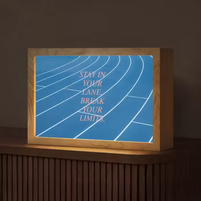 Atletiekbaan - Blauw - Tekst -Roze Light Box met kabel (Tafellamp) klein -z3d_website