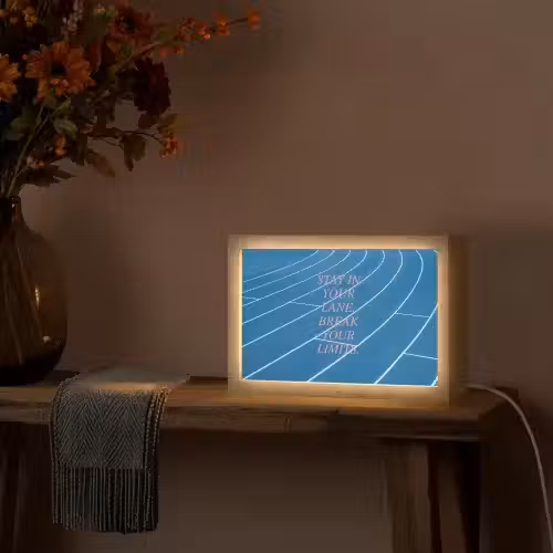 Atletiekbaan - Blauw - Tekst -Roze Light Box met kabel (Tafellamp) klein -sfeer4