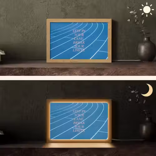Atletiekbaan - Blauw - Tekst -Roze Light Box met kabel (Tafellamp) klein -sfeer3