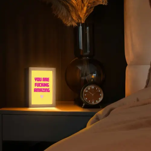 Geel - Valentijn - Tekst Light Box met kabel (Tafellamp) klein -sfeer1
