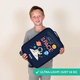Astronaut - Quote - Planeten - Sterren Kinderkoffer - Zwart klein -sfeer4_UK
