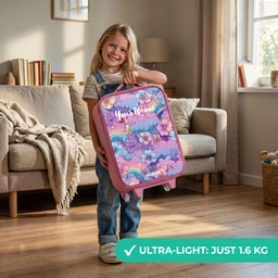 Illustratie van wolken, regenbogen en bloemen Kinderkoffer - Roze klein -sfeer2_EN