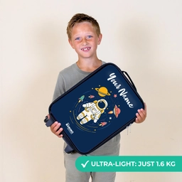 Astronaut - Planeet - Sterren - Raket Kinderkoffer - Zwart klein -sfeer4_UK
