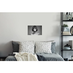 Vrouw - Zwart Wit - Ketting - Zonnebril Muursticker klein -slaapkamer